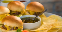 Mini Burger com Mostarda Dijon, Ervas Finas e Batata Chips